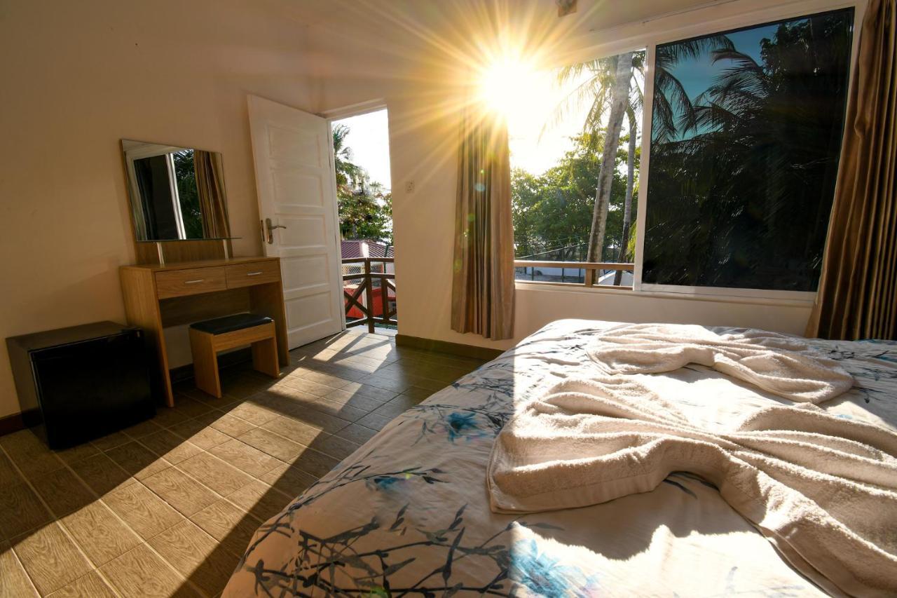 Surf Yoga Camp Hotel Thulusdhoo Ngoại thất bức ảnh